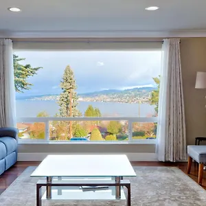  Holiday home Mid-century W/ Lakefront Views!
